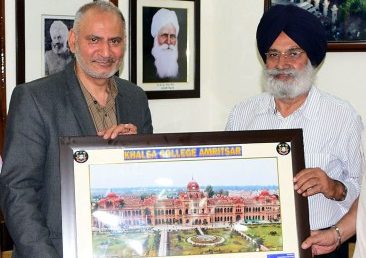 LSE Director Dr. Inderjit Seehra being honored by KCGC Honorary Secretary RMS Chhina